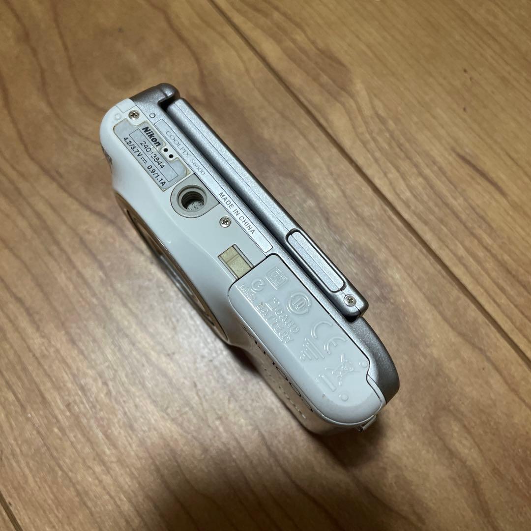 Nikon COOLPIX S6600のホワイト