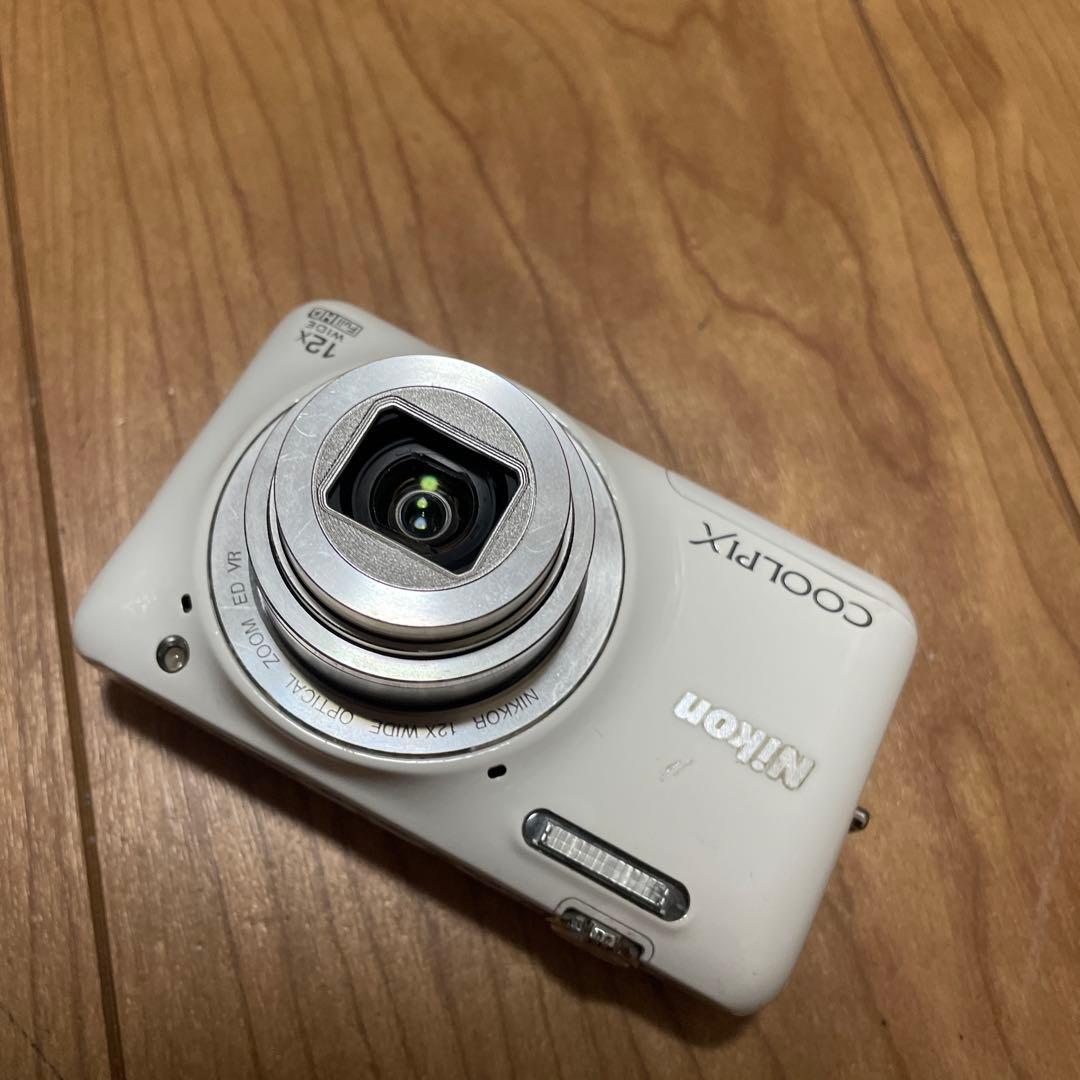 Nikon COOLPIX S6600のホワイト