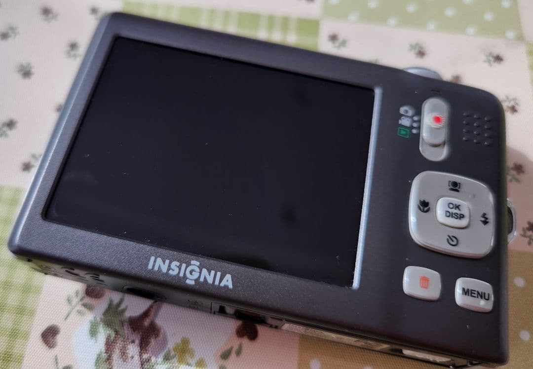 デジカメ　INSIGNIA 4倍光学ズーム　スマホ転送キット付き