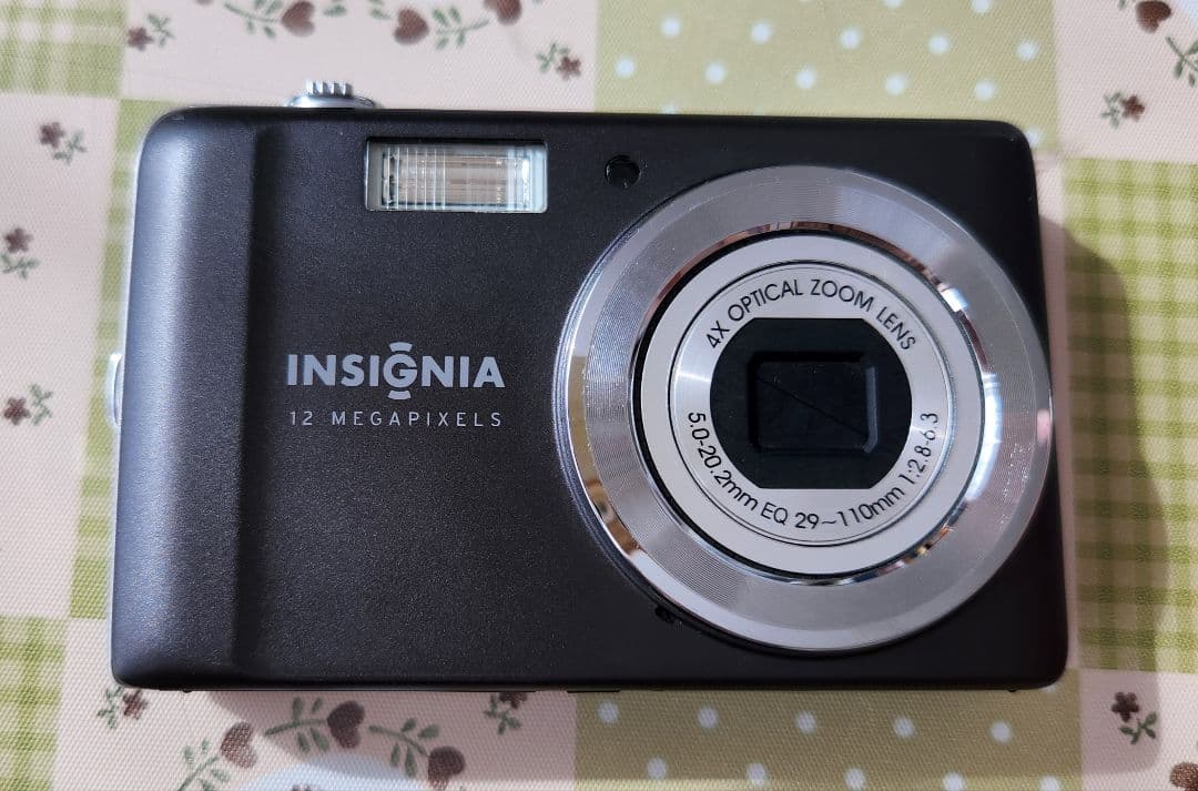 デジカメ　INSIGNIA 4倍光学ズーム　スマホ転送キット付き