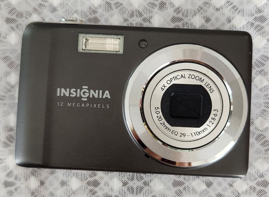 デジカメ　INSIGNIA 4倍光学ズーム　スマホ転送キット付き