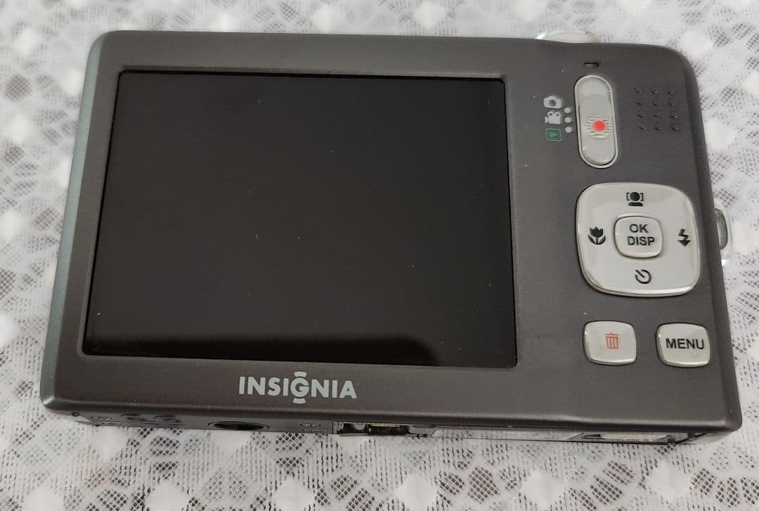 デジカメ　INSIGNIA 4倍光学ズーム　スマホ転送キット付き