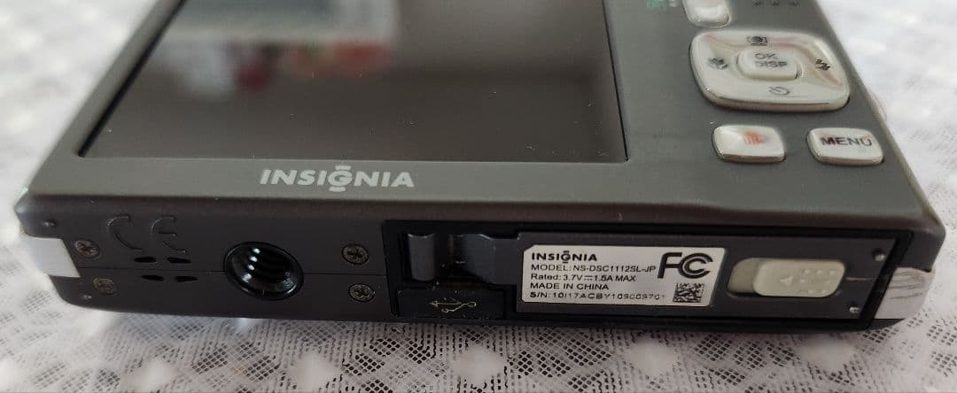 デジカメ　INSIGNIA 4倍光学ズーム　スマホ転送キット付き