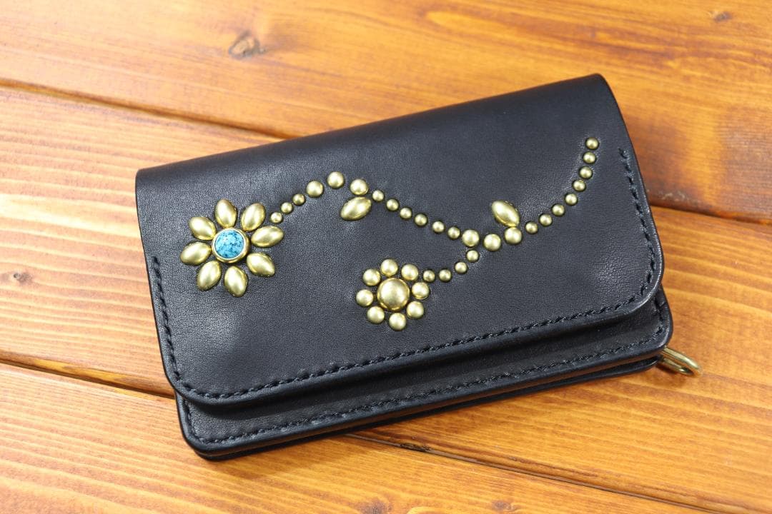 フラワースタッズミドルトラッカーウォレット ハトメ小判カン付き