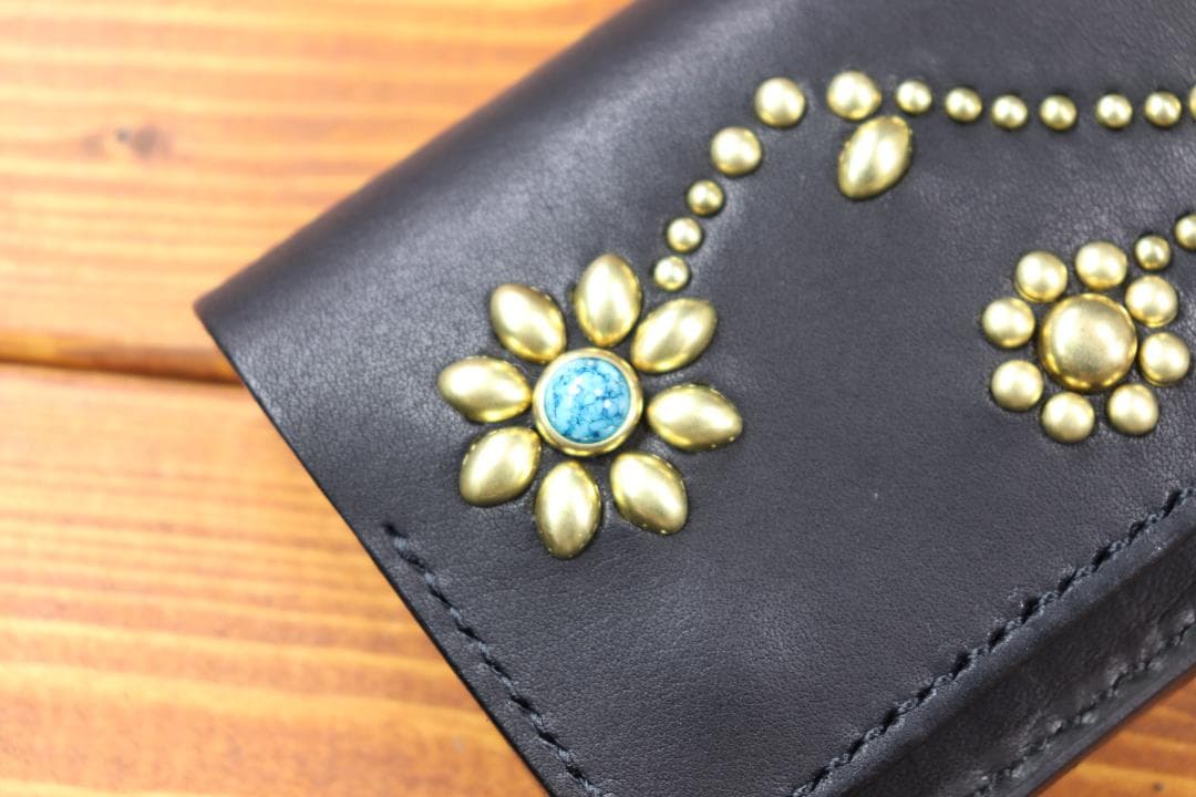 フラワースタッズミドルトラッカーウォレット ハトメ小判カン付き