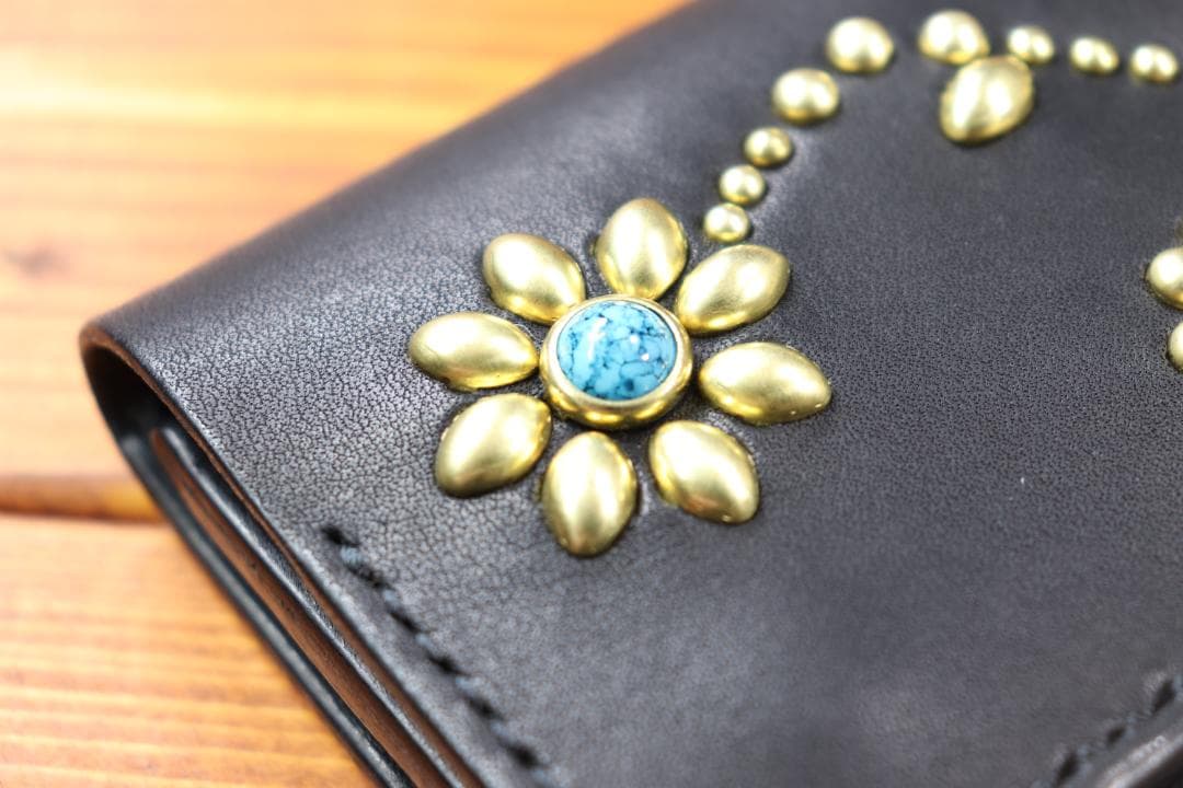 フラワースタッズミドルトラッカーウォレット ハトメ小判カン付き