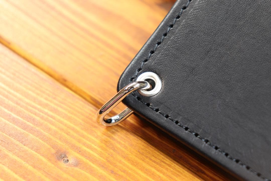 フラワースタッズミドルトラッカーウォレット ハトメ小判カン付き