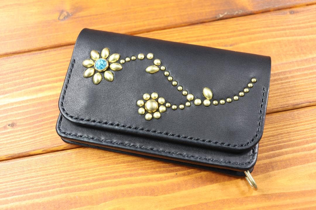 フラワースタッズミドルトラッカーウォレット ハトメ小判カン付き