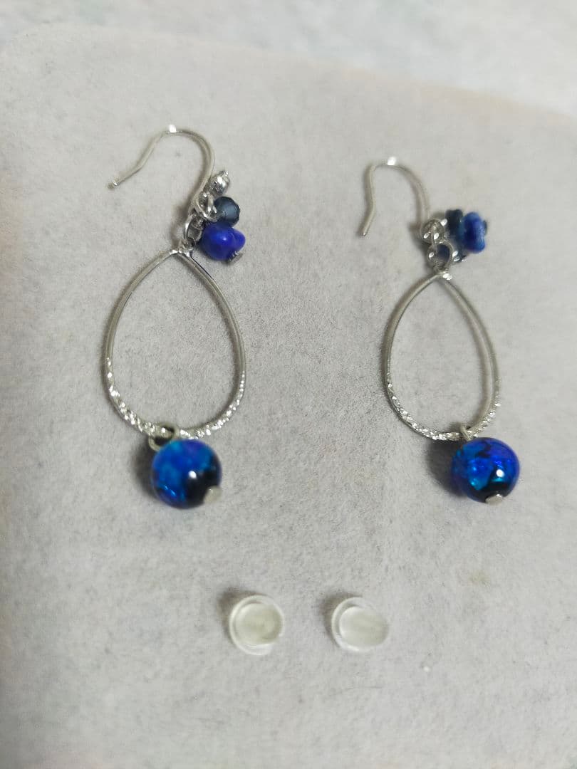 BLOOM 青いビーズ フープ型ピアス