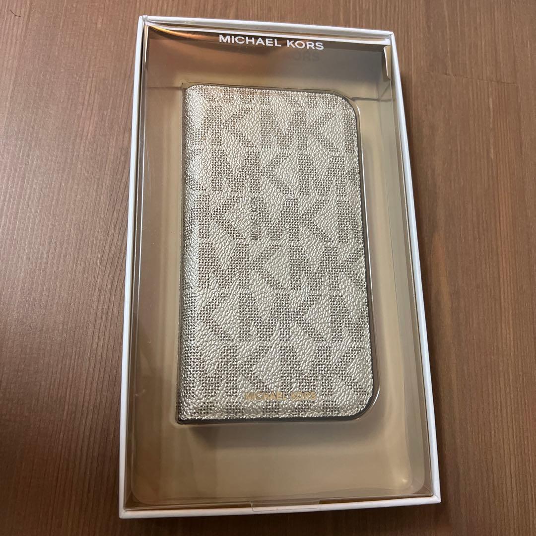 MICHAEL KORS iPhone13 手帳型ケース(ゴールド)