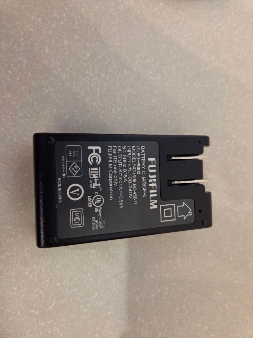 防水コンデジ　FUJIFILM finepix XP10　シルバー