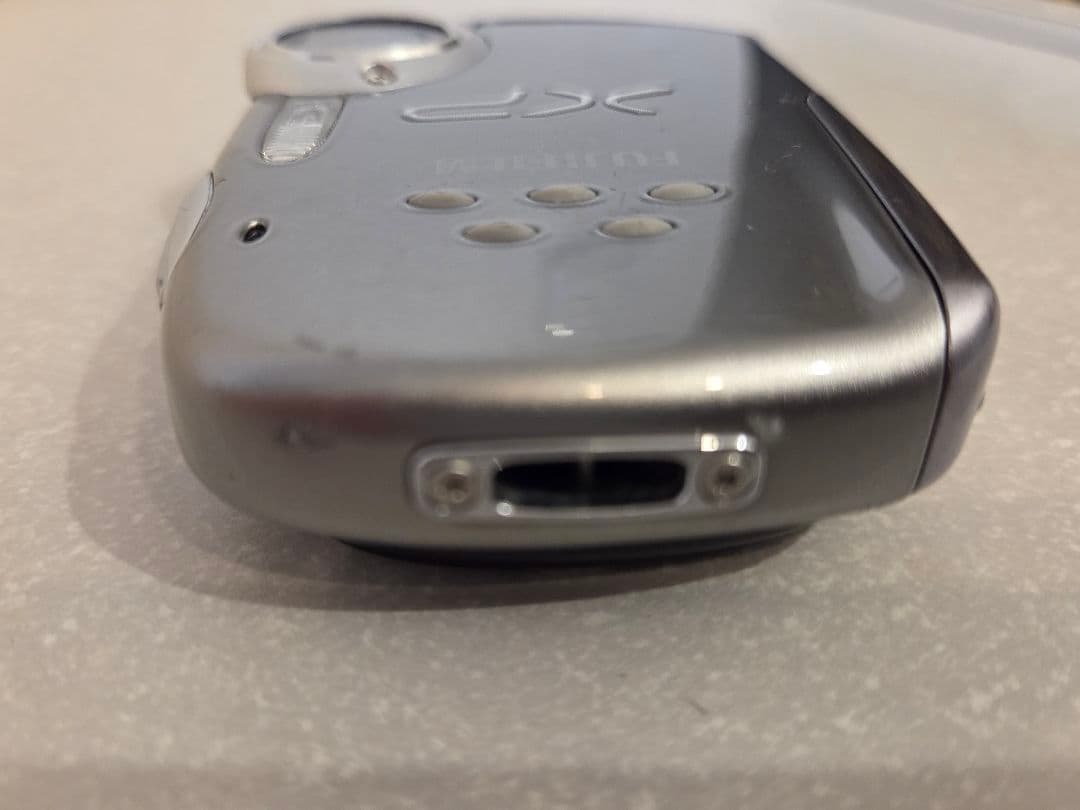 防水コンデジ　FUJIFILM finepix XP10　シルバー