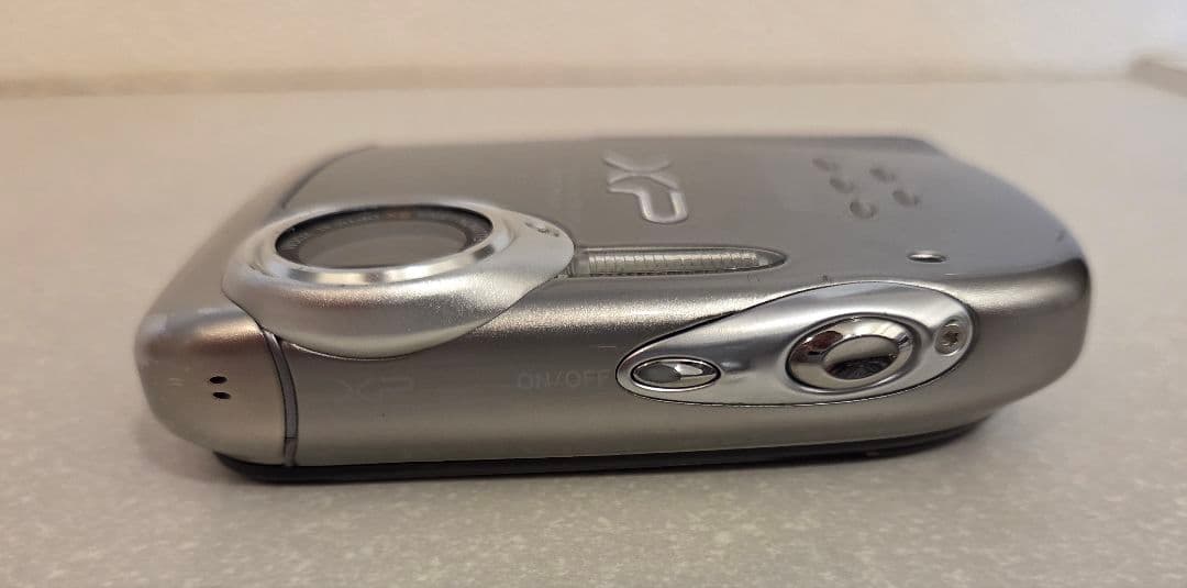 防水コンデジ　FUJIFILM finepix XP10　シルバー