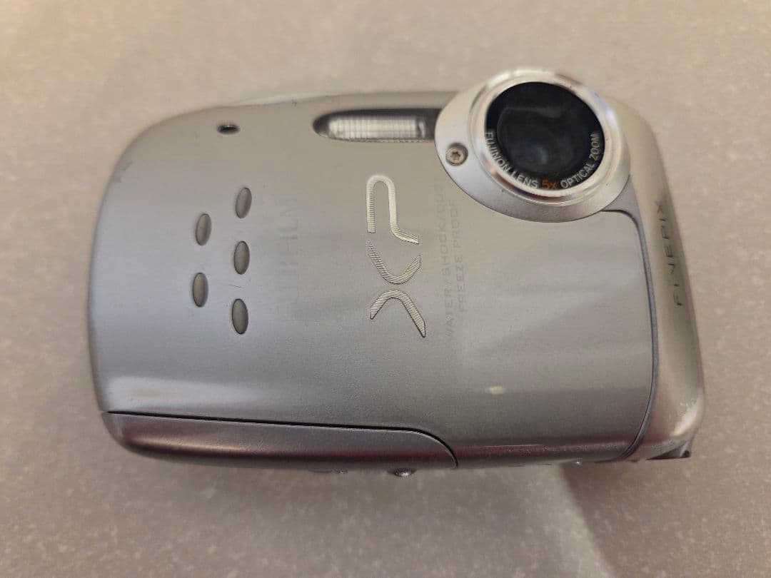 防水コンデジ　FUJIFILM finepix XP10　シルバー