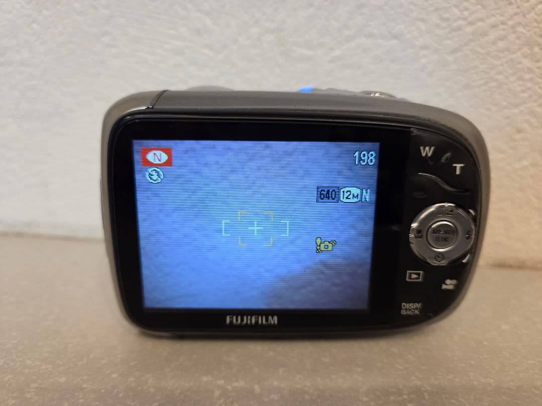 防水コンデジ　FUJIFILM finepix XP10　シルバー