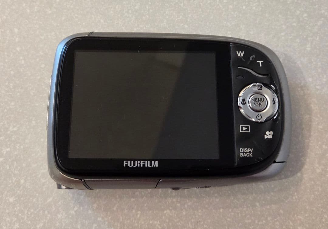 防水コンデジ　FUJIFILM finepix XP10　シルバー