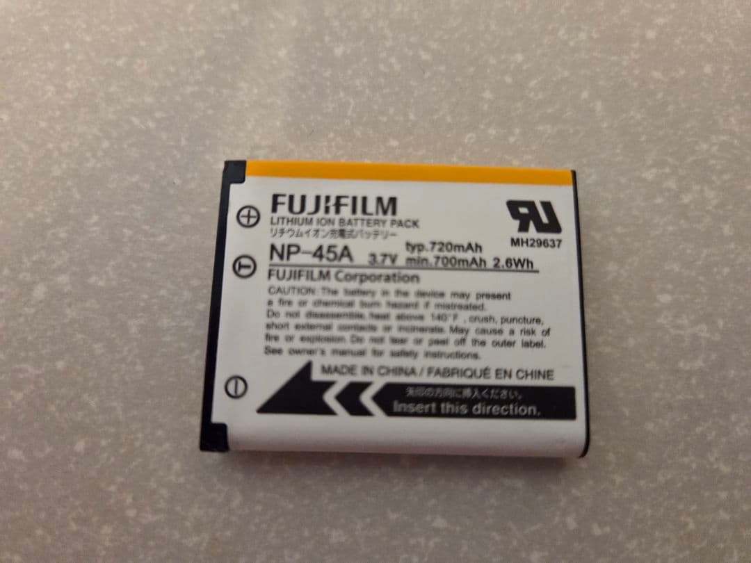 防水コンデジ　FUJIFILM finepix XP10　シルバー