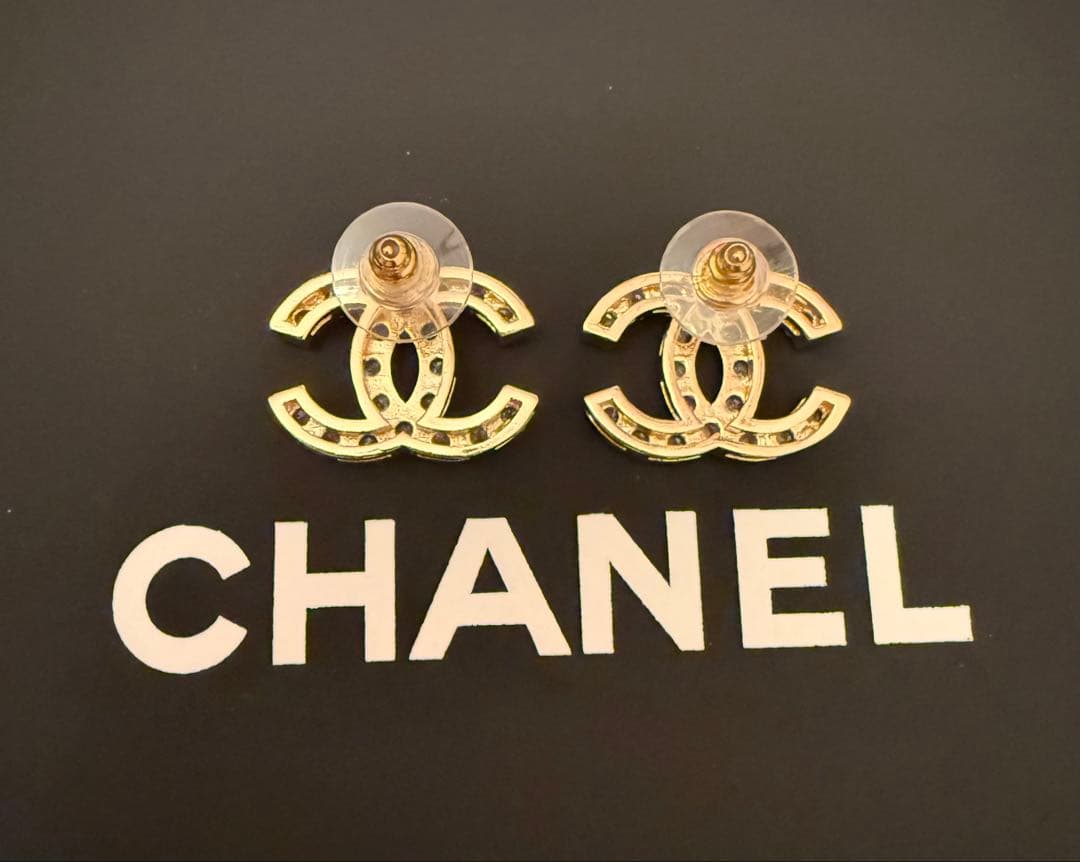 CHANEL ロゴ型クリスタルピアス