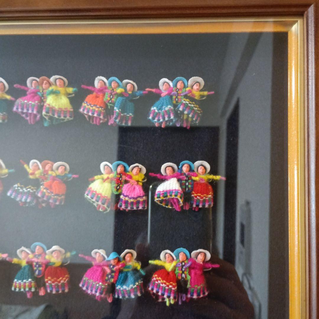 カラフルな小さな手編みの民族衣装人形アート　　　　南米ペルー 木製額縁入り