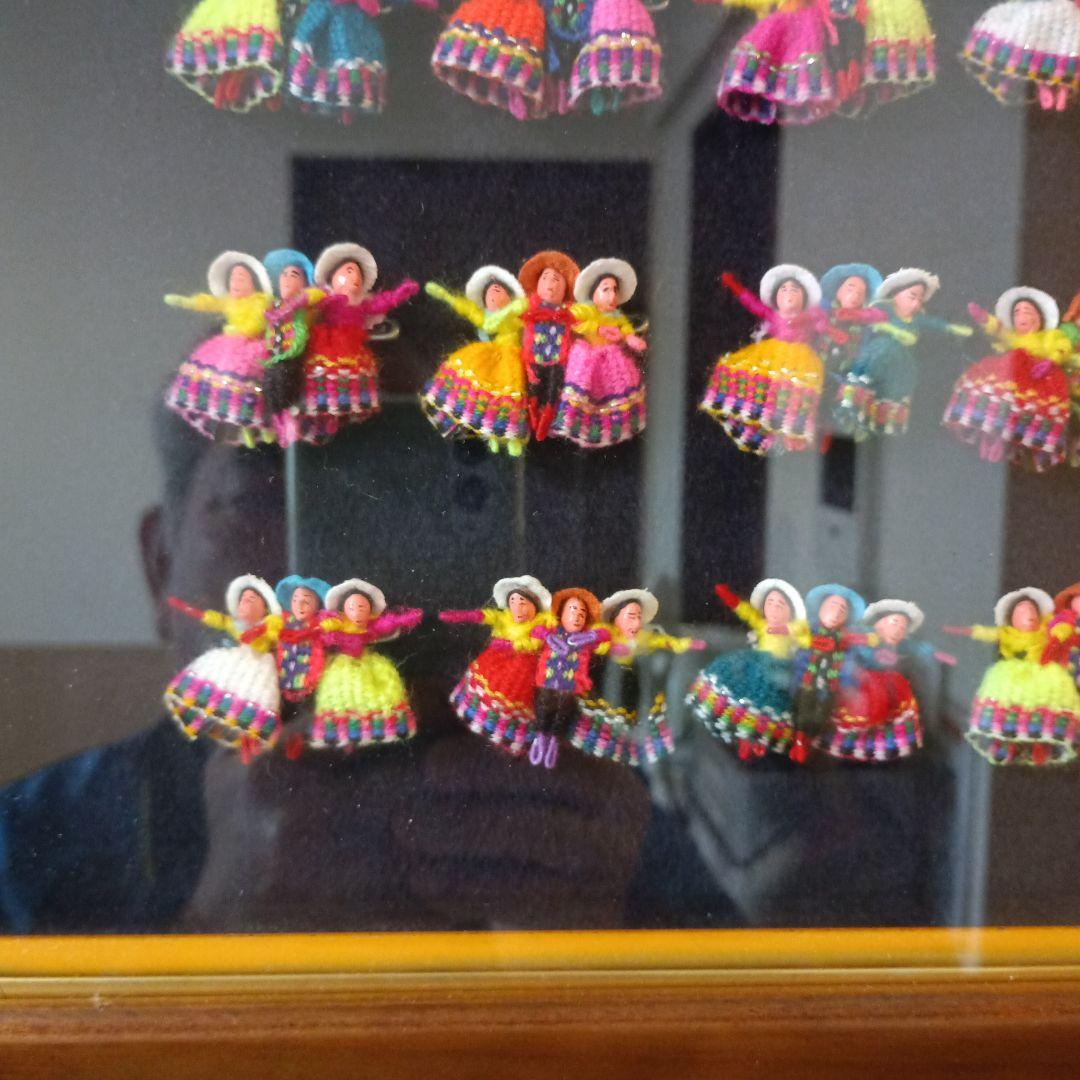 カラフルな小さな手編みの民族衣装人形アート　　　　南米ペルー 木製額縁入り