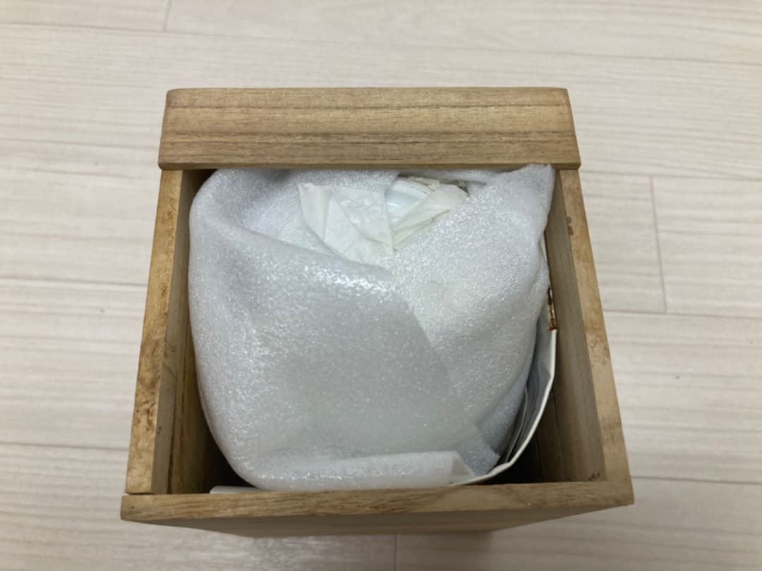 人間国宝　 十三代　酒井田柿右衛門作　錦 葡萄文 花瓶