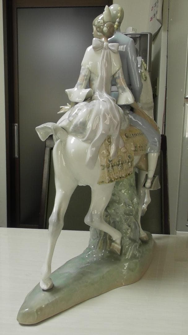 ティファニー　LLADRO　リヤドロ　【白い馬と男女】リアドロ　Ｌ464