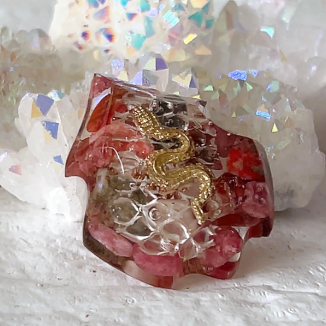 白蛇抜殻入り 開運 御守りオルゴナイト ピンクトルマリン 中国四大名石昌化鶏血石