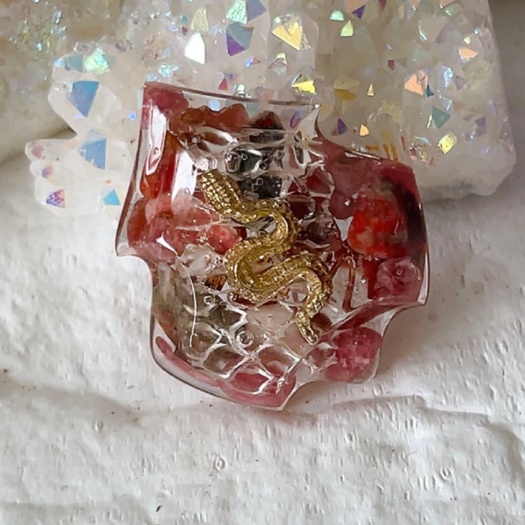 白蛇抜殻入り 開運 御守りオルゴナイト ピンクトルマリン 中国四大名石昌化鶏血石