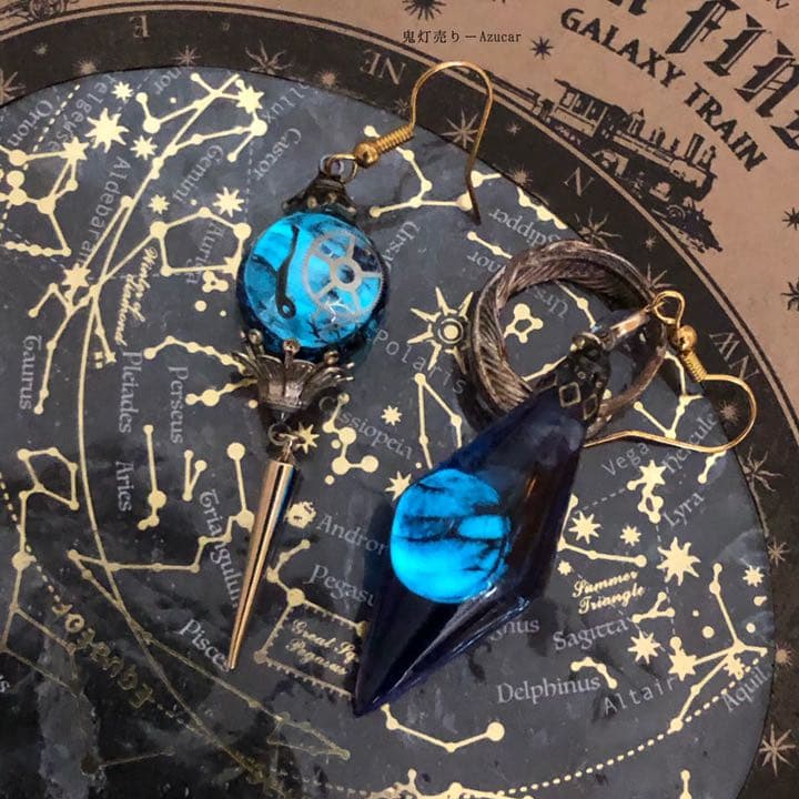 目が明く藍色に。蓄光アレキサンドライトカラーオルゴナイトペンデュラム　ピアス