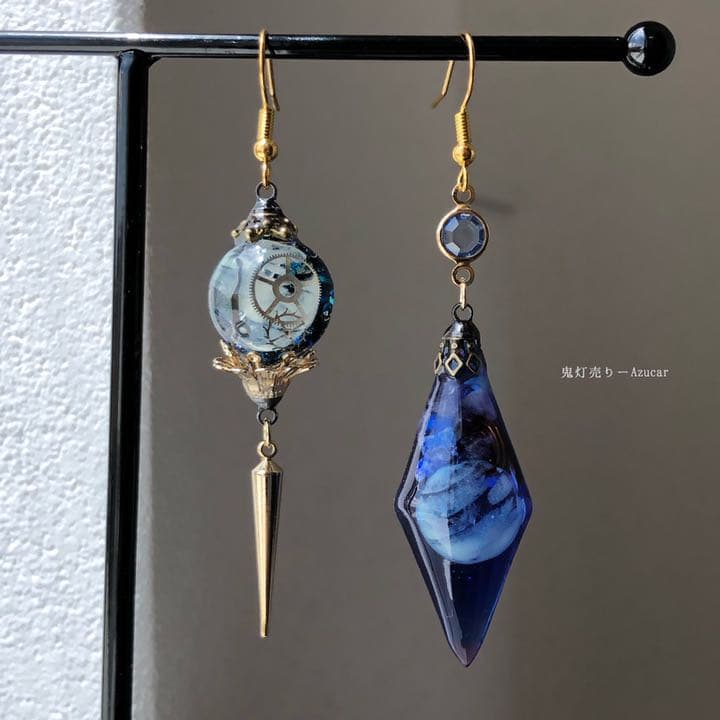 目が明く藍色に。蓄光アレキサンドライトカラーオルゴナイトペンデュラム　ピアス