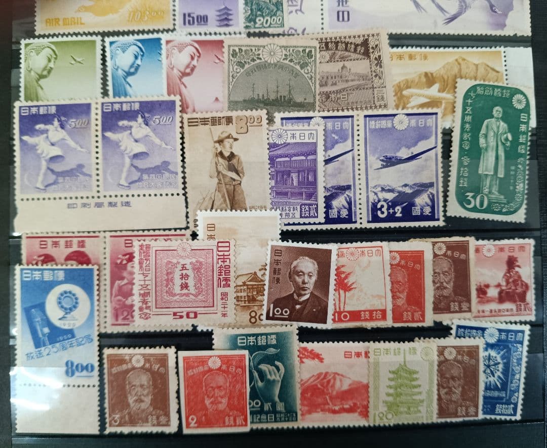 ●　銭単位切手　未使用　見返り美人・月に雁・航空切手など　古い切手約100枚　●