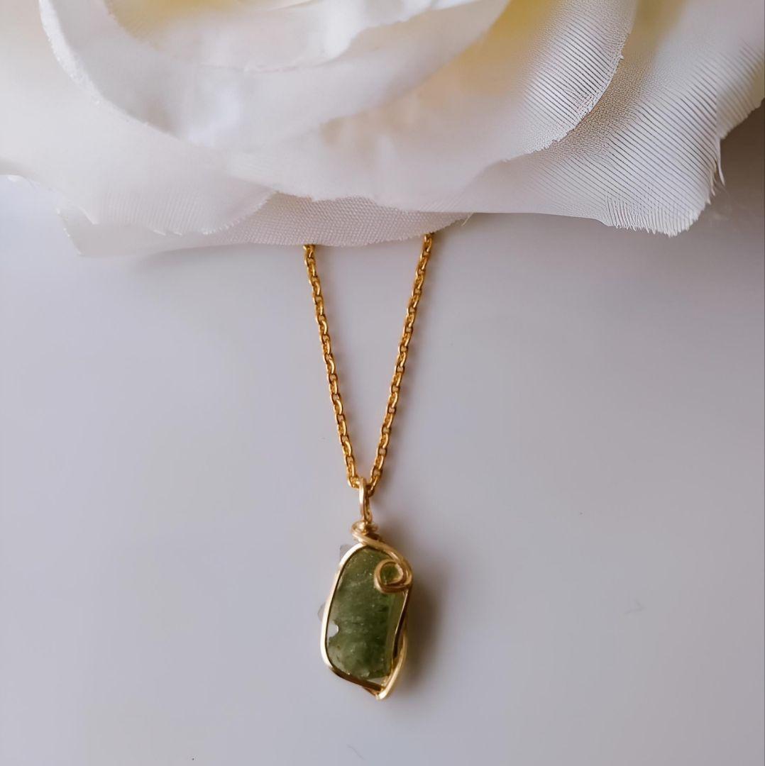 Kgf14 希少 天然ガラス チェコ産 モルダバイト 原石 ペンダントトップ