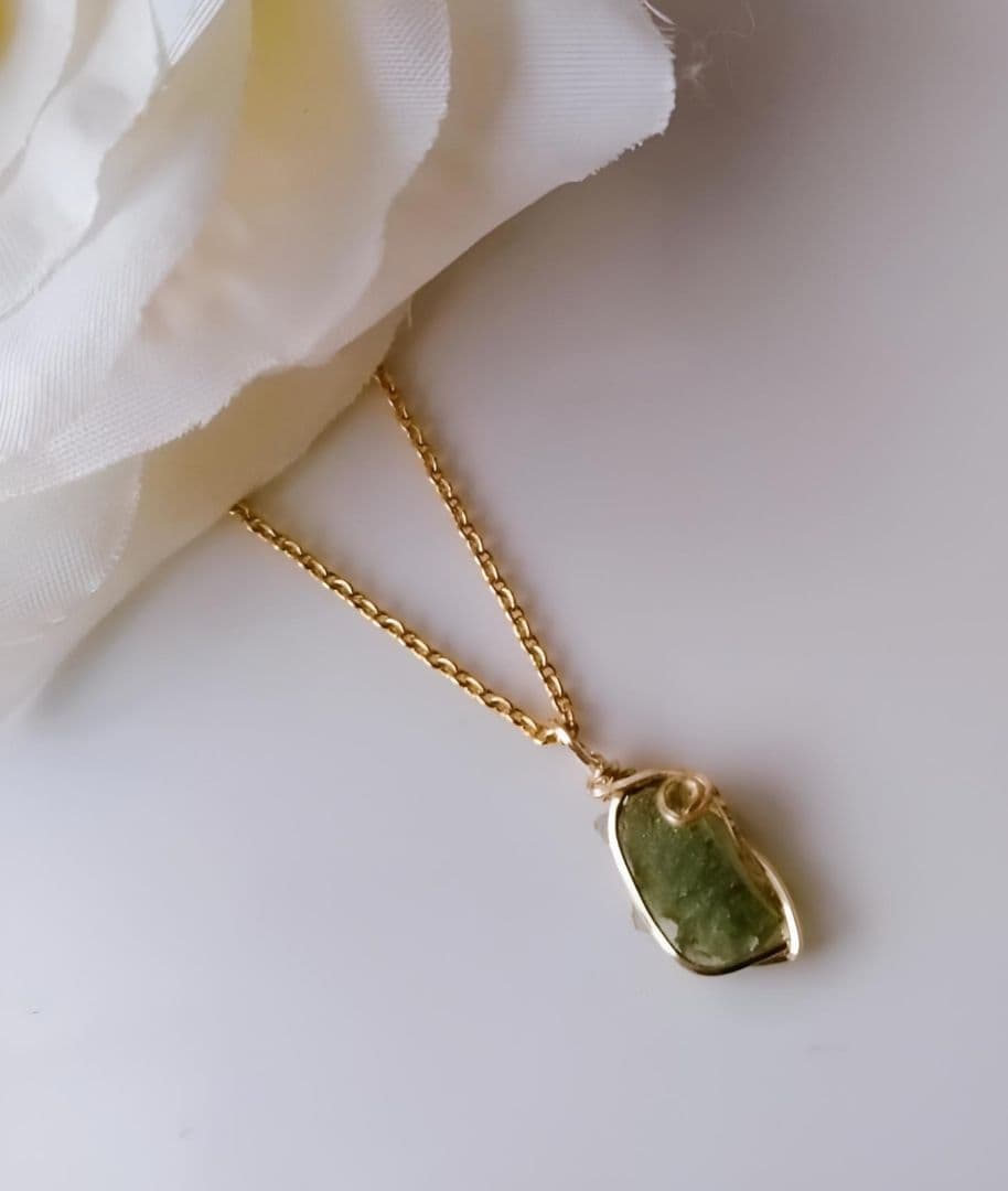 Kgf14 希少 天然ガラス チェコ産 モルダバイト 原石 ペンダントトップ