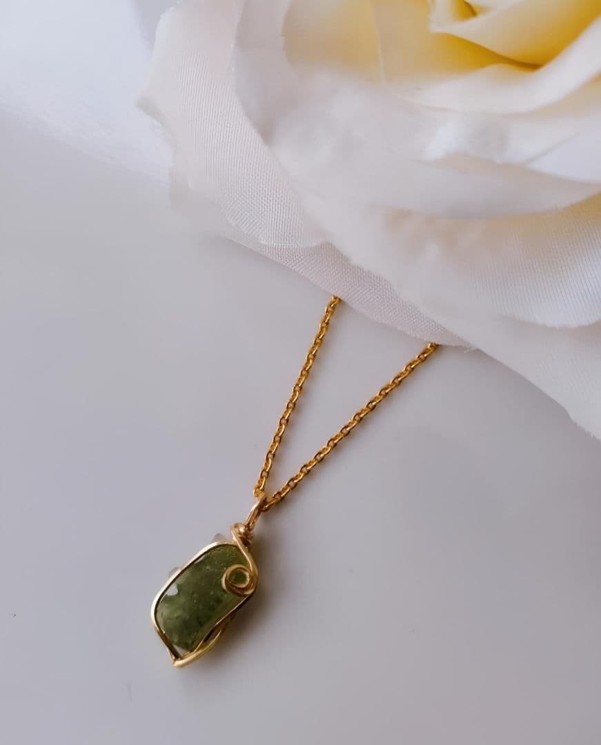 Kgf14 希少 天然ガラス チェコ産 モルダバイト 原石 ペンダントトップ