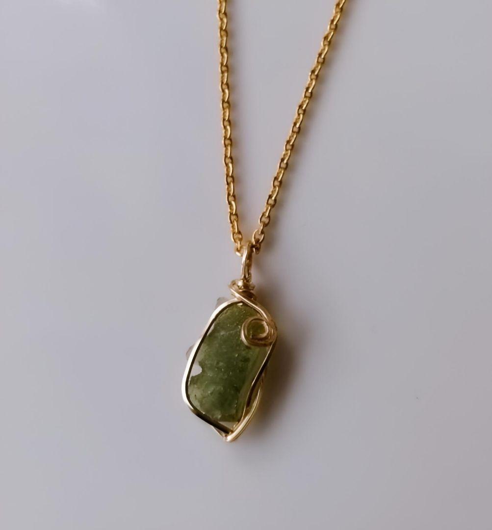 Kgf14 希少 天然ガラス チェコ産 モルダバイト 原石 ペンダントトップ