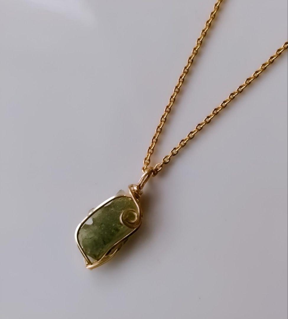 Kgf14 希少 天然ガラス チェコ産 モルダバイト 原石 ペンダントトップ