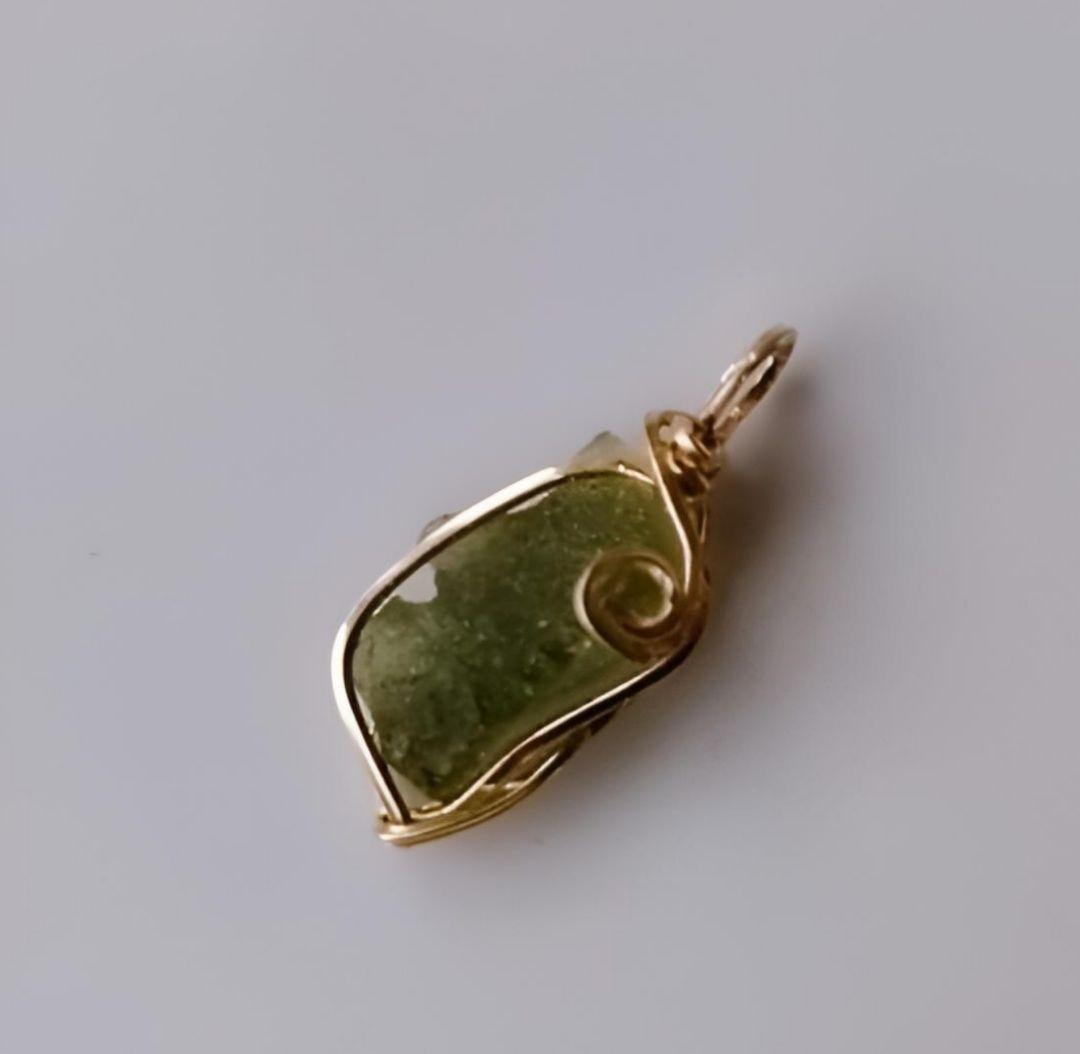 Kgf14 希少 天然ガラス チェコ産 モルダバイト 原石 ペンダントトップ