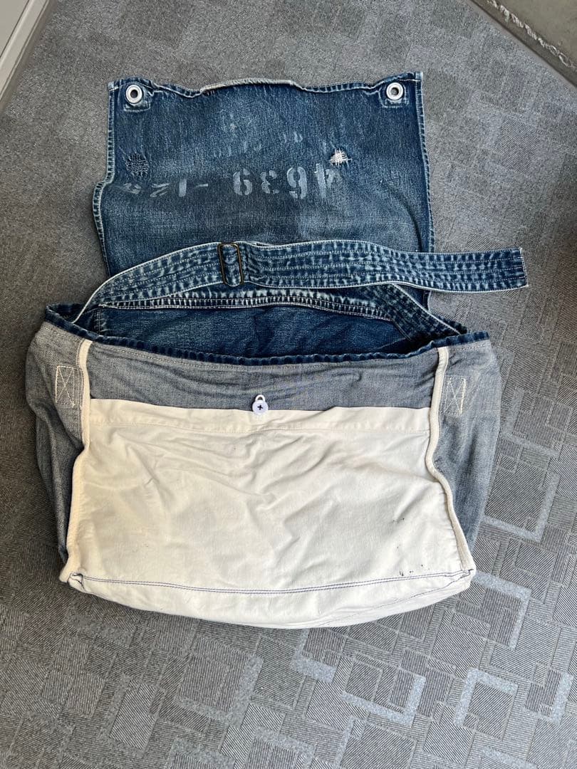 デニムメッセージバッグ　ステンシル入り