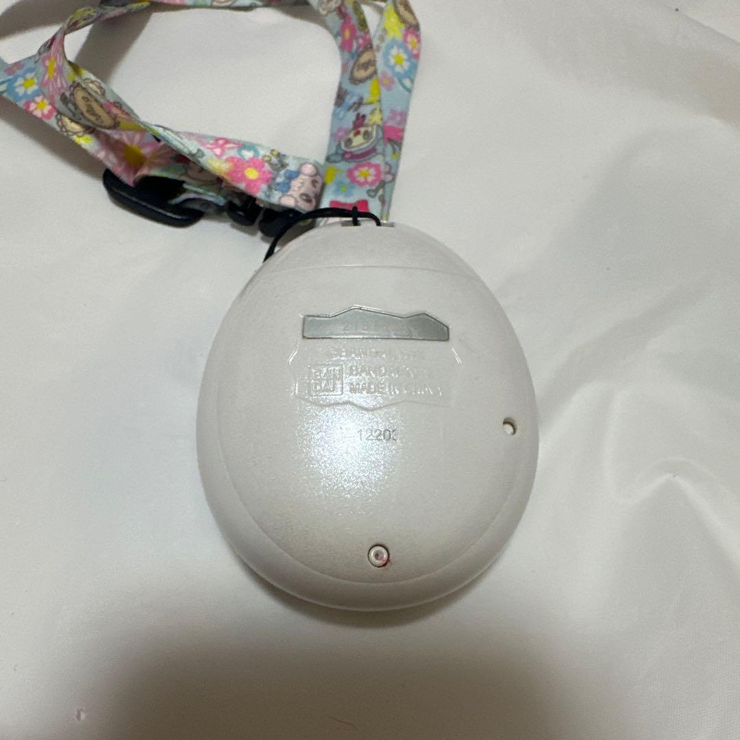 BANDAI たまごっちピース ホワイト 【ネックストラップ付き】