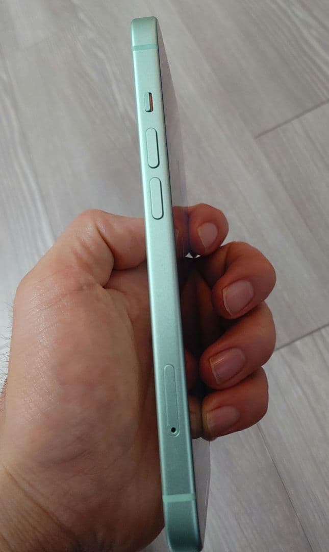 美品　Apple iPhone 15 256GBミッドナイトグリーン