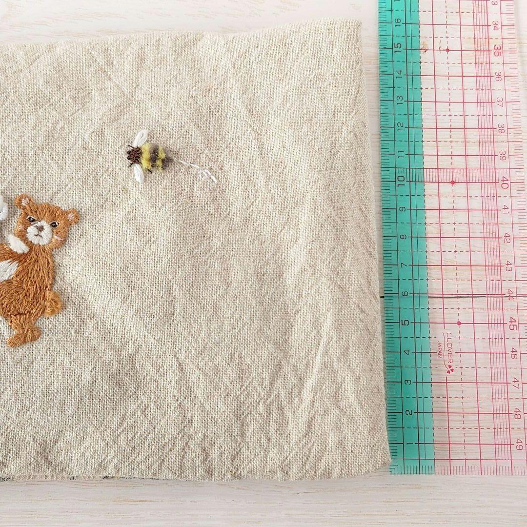 手刺繍入あずき/小豆のお腹ピロー【くまさんとミツバチ】