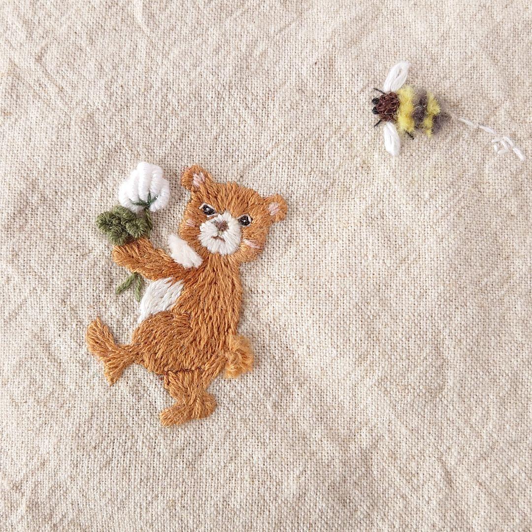 手刺繍入あずき/小豆のお腹ピロー【くまさんとミツバチ】