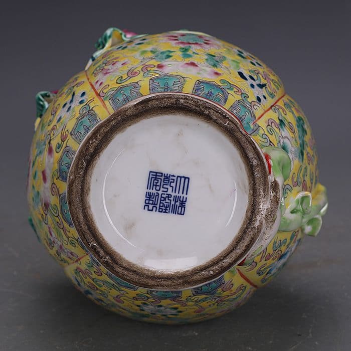 清乾隆粉彩万花堆彫九桃花瓶  景徳鎮  陶磁器 装飾品 現代工芸品 美術品 置物