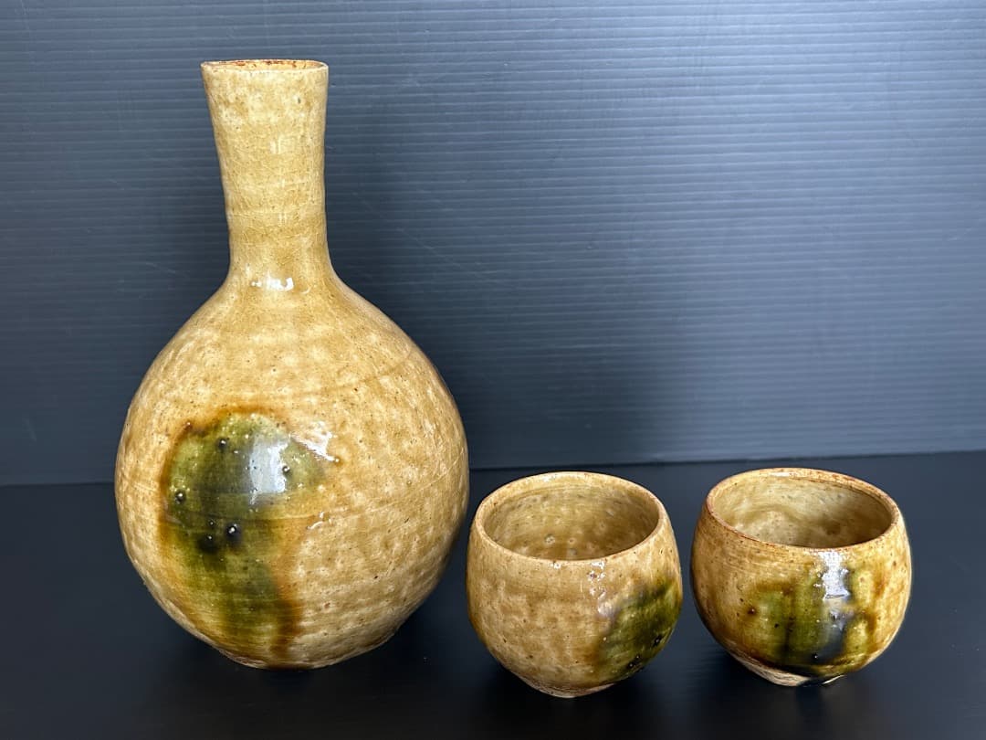 黄瀬戸の徳利と猪口 (加藤春鼎作)