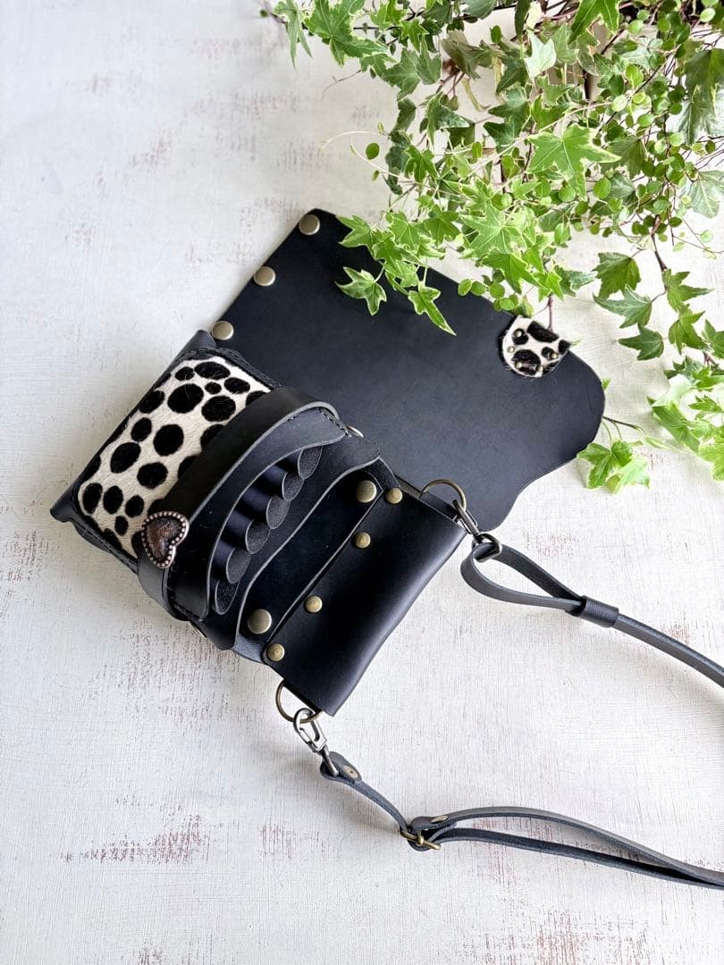 ヌメ革ブラック、ハラコダルメシアンの蓋付き大容量シザーケース