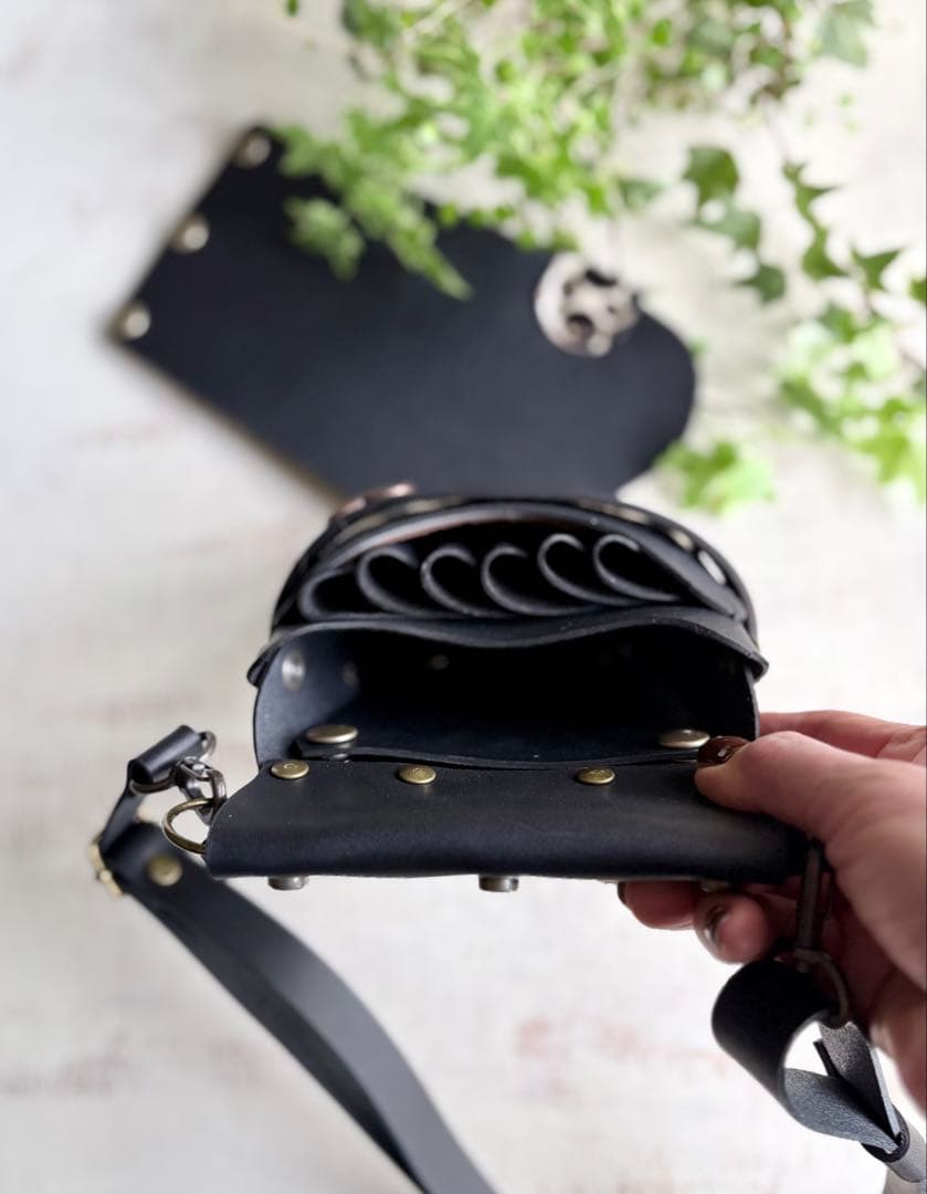 ヌメ革ブラック、ハラコダルメシアンの蓋付き大容量シザーケース