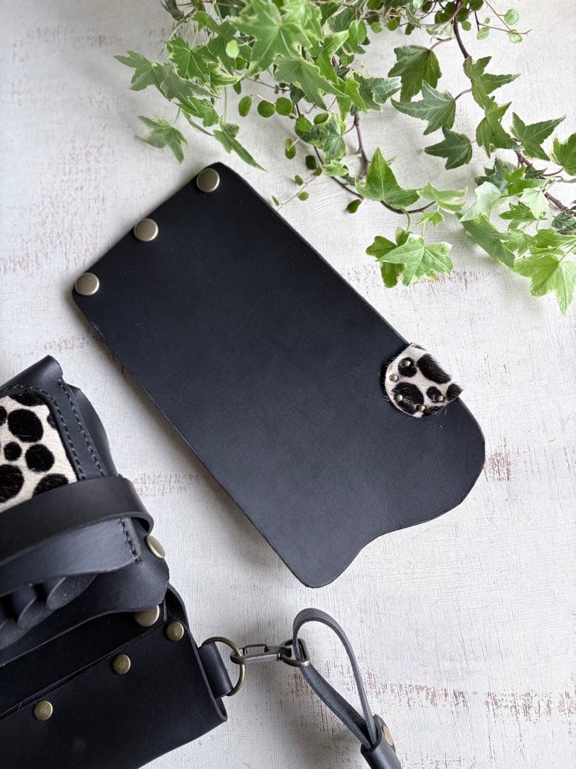 ヌメ革ブラック、ハラコダルメシアンの蓋付き大容量シザーケース