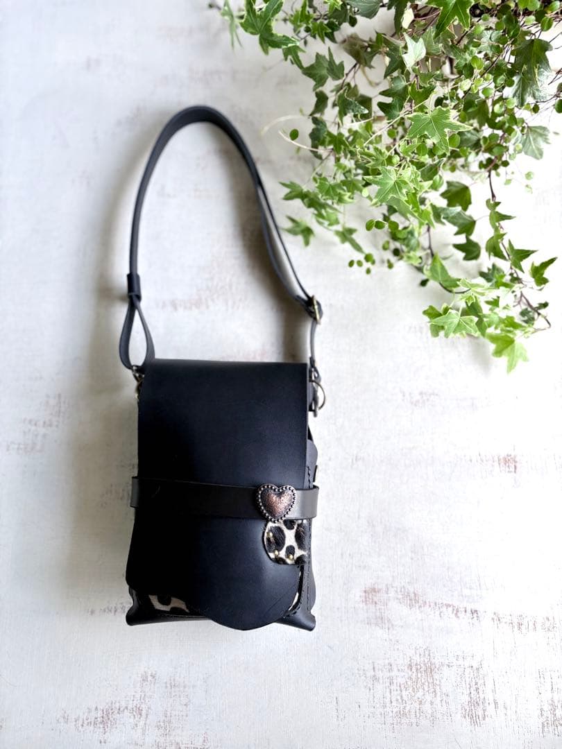 ヌメ革ブラック、ハラコダルメシアンの蓋付き大容量シザーケース