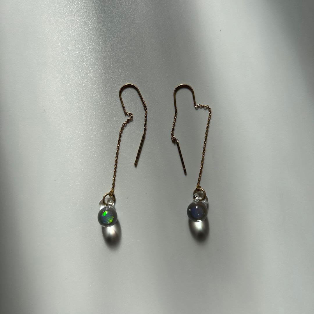 ガラスのオパールピアス