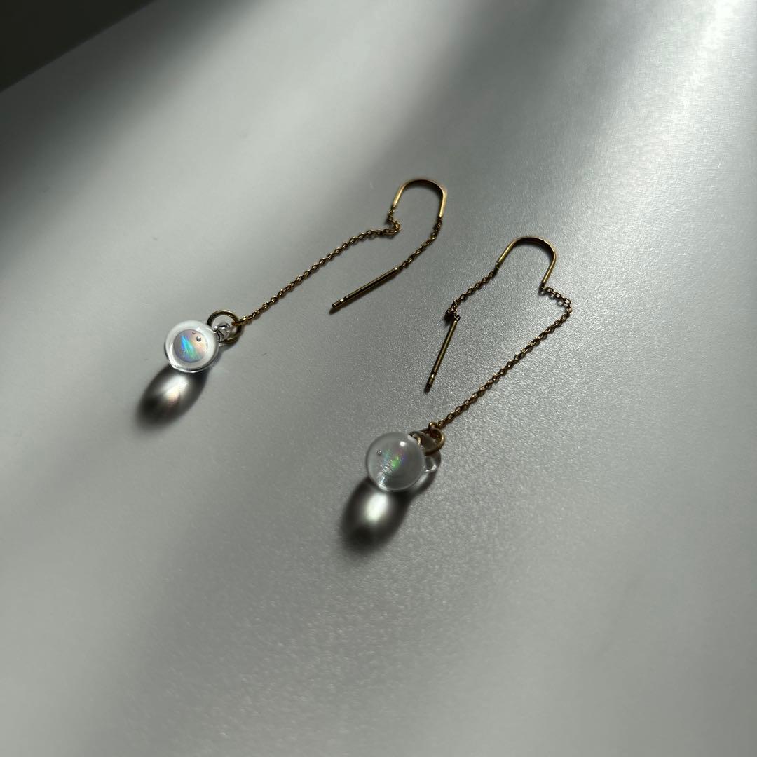 ガラスのオパールピアス